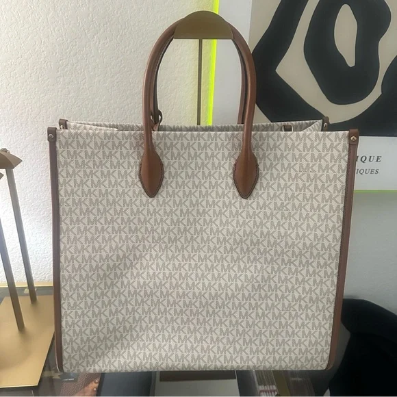 Michael Kors Jet Set Large Logo Tote Bag - Picture 2 of 6